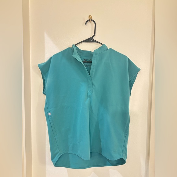 FIGS Women's Rafaela Oversized Scrub Top - Picture 1 of 3